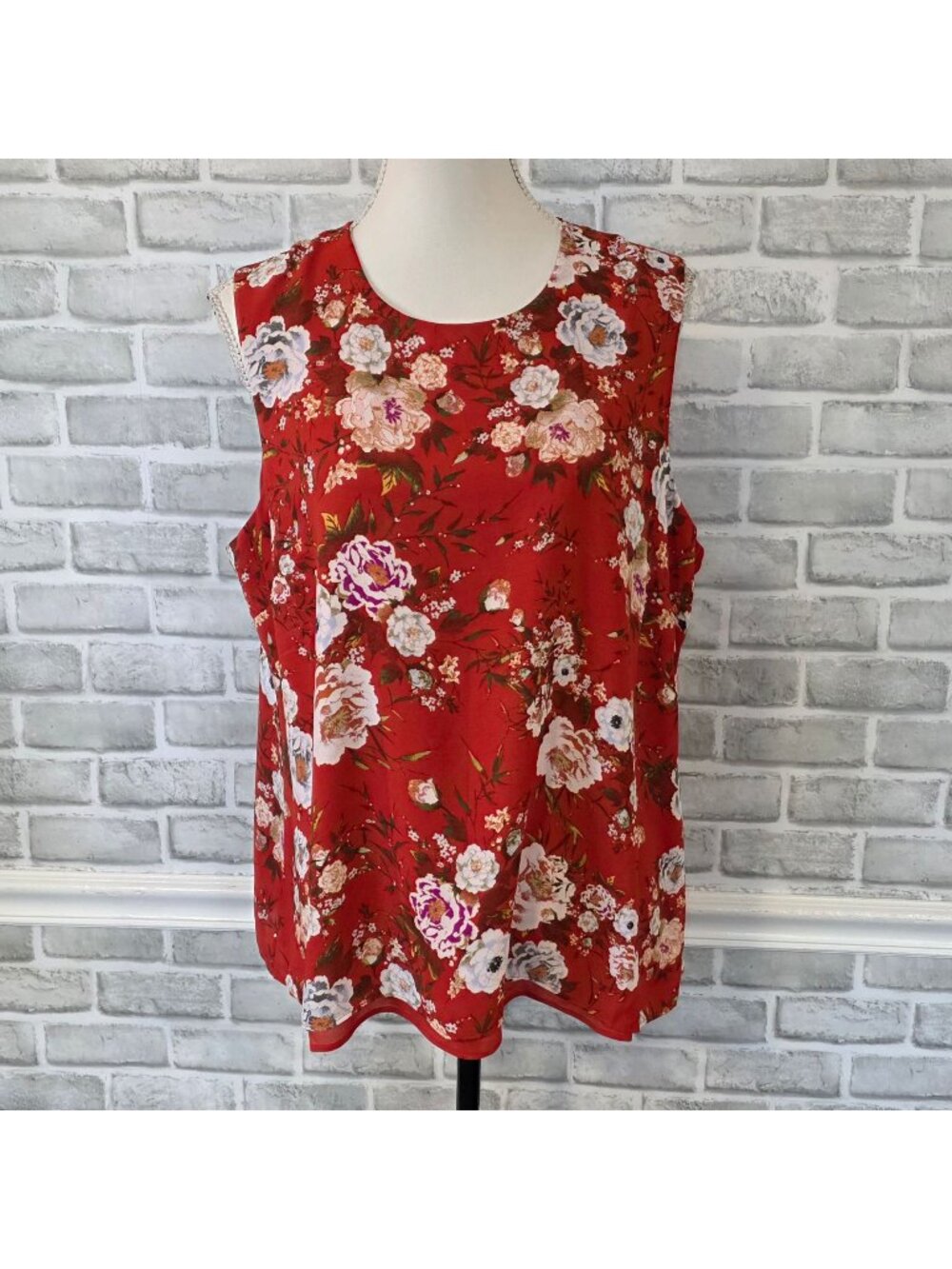 Lex & Madison XL NWT Red Floral Sleeveless Shell Top Resort Blouse Cottagecore